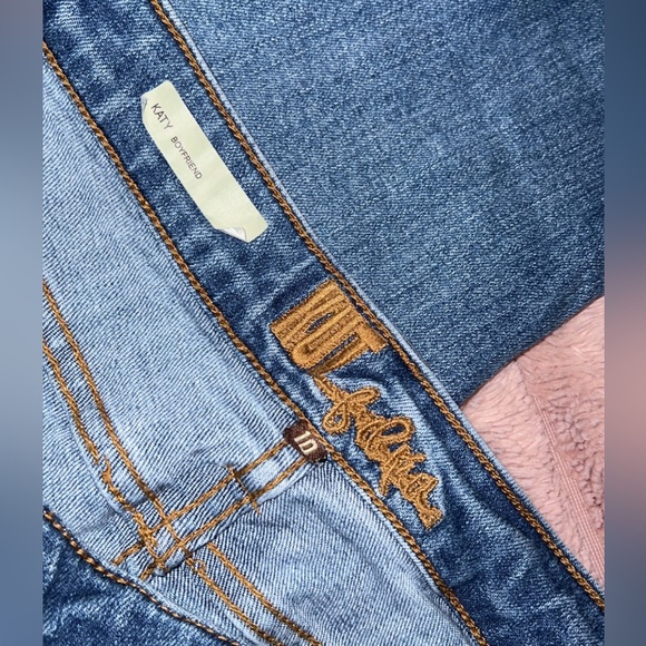 Kut from the Kloth Katy Boyfriend Jean. Y2K low-rise. Size 10. No flaws. - Picture 4 of 4